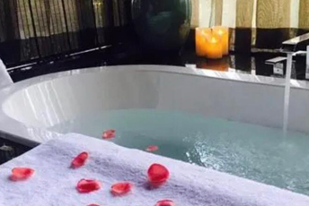 西安长安水疗池中的失重冥想：当身体学会漂浮